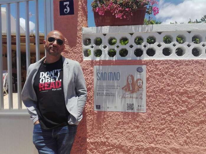 Jorge Carrión, junto a la casa en la que Sanmao residió durante años en Playa del Hombre (Foto TA)